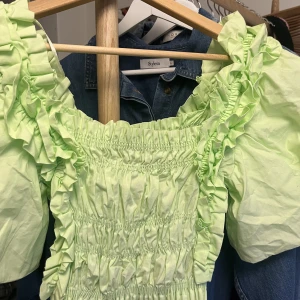 Söt topp - En söt grön topp från zara. Använd 1 gång och därav i ett mycket bra skick. Super söt!!