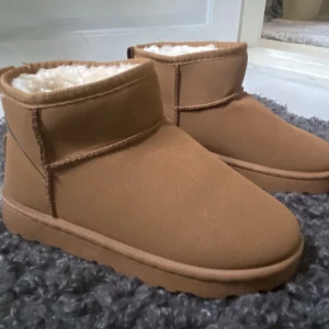Uggs🤎🍂 - Super fina uggs. Aldrig använda! Små i storleken. De är ingentligen storlek 39 men skulle säga att de är 37/38☺️