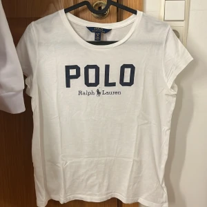 Ralph Lauren t-shirt - Polo t-shirt, storlek XL/TG (16) passar mig som har str XS/S. Använd minst 2 gånger, kom med prisförslag 