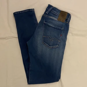 Replay anbass  - Helt oanvända replay anbass jeans. Storlek 30. Nypris 1800. Mitt pris är diskuterbart, tveka inte på att skriva vid frågor.