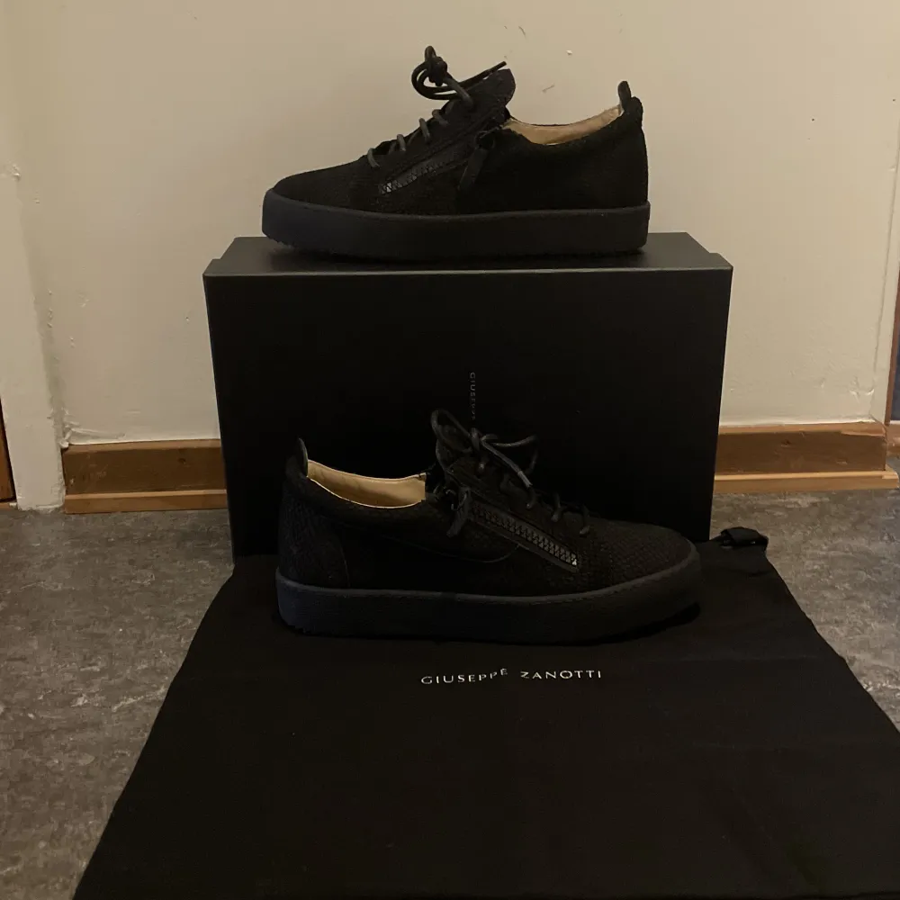 Säljer Giuseppe Zanotti skor i perfekt skick. Nypris ligger runt 7000 kr mitt pris 3500 kr. Allt medföljer dust bags, låda och Giuseppe Zanotti kort. . Skor.