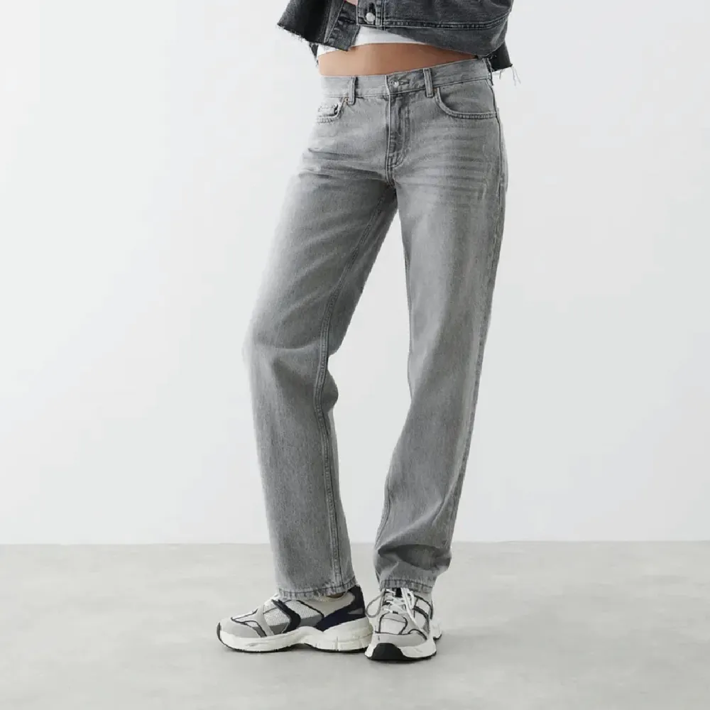 Lågmidjade gråa jeans från Gina. Kommer inte till någon användning längre men han vart en favorit länge.  Storlek 34 med regular längd. Pris kan diskuteras . Jeans & Byxor.