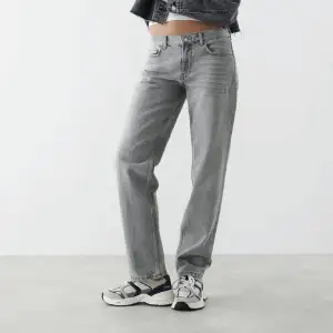 Lågmidjade gråa jeans från Gina. Kommer inte till någon användning längre men han vart en favorit länge.  Storlek 34 med regular längd. Pris kan diskuteras 