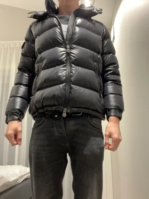 Moncler Maya  - Moncler maya black  Sz 4  Cond 8.5   Köpt på monclers egna hemsida oktober 2020  Knappt använd  Pris : 8000  Kvitto osv finns, ingen box eller tags