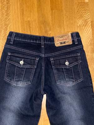 Jätte snygga utsvängda jeans med SÅ coola bakfickor, säljer då de tyvärr blivit för små. Storlek 26 vilket motsvarar xs ungefär. Köpta här på Plick, märket är ”Lizabeta”. De är lite söndertrampade längst ner (bild 3). Priset kan diskuteras 💖