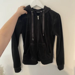 Gina tricot velour - Velourkofta från Gina tricot, sparsamt använd. stl xs men mer som S. använd köp nu❤️(har matchande byxor till i stl S) FRI FRAKT FRÅN 30onde-6e nov via köp nu