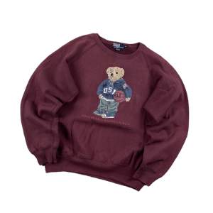 Polo Ralph Lauren björn sweatshirt  Använt skick finns små defekter Priset kan inte diskuteras