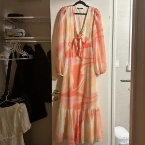 Klänning  - ÄLSKAR denna klänningen men använder den inte därför säljer jag den för 250kr pluss att köparen står för frakten 💗