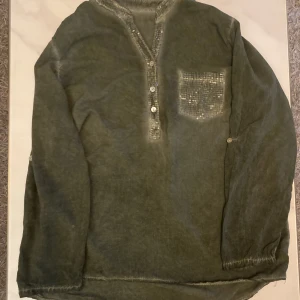 Tröja - Säljer denna jätte fina gråa tröja med super vackra glittriga detaljer.Tröjan är köpt i marbella, och lappen har åkt av.Tröjan passar parfekt till skolan eller jobbet den går alltid hem❣️ tröjan är i ett rätt bra skick. Vid fråga så är de bara höra av sig💕