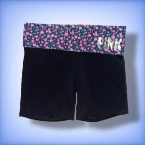 PINK yoga Pants - Ett par fina fold over PINK shorts, i ett jätte fint skick! Hör av dig om du har frågor eller vill få bilder på☺️