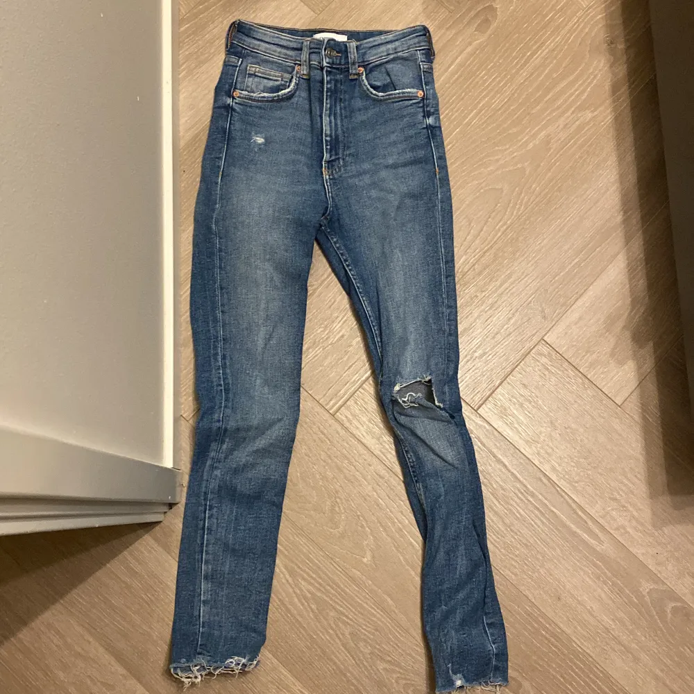 1. Ljusblå jeans från gina 2. Mörkblå jeans fråm zara 3. Ljusblå jeans från zara  200 kr/st. Jeans & Byxor.