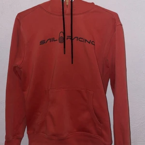 Sail Racing Hoodie - Fick i julklapp 2022, använde flitigt i  några månader innan jag växte ur den…  Nypris runt 1200 (vet inte riktigt) Inte solblekt och inte noppig…