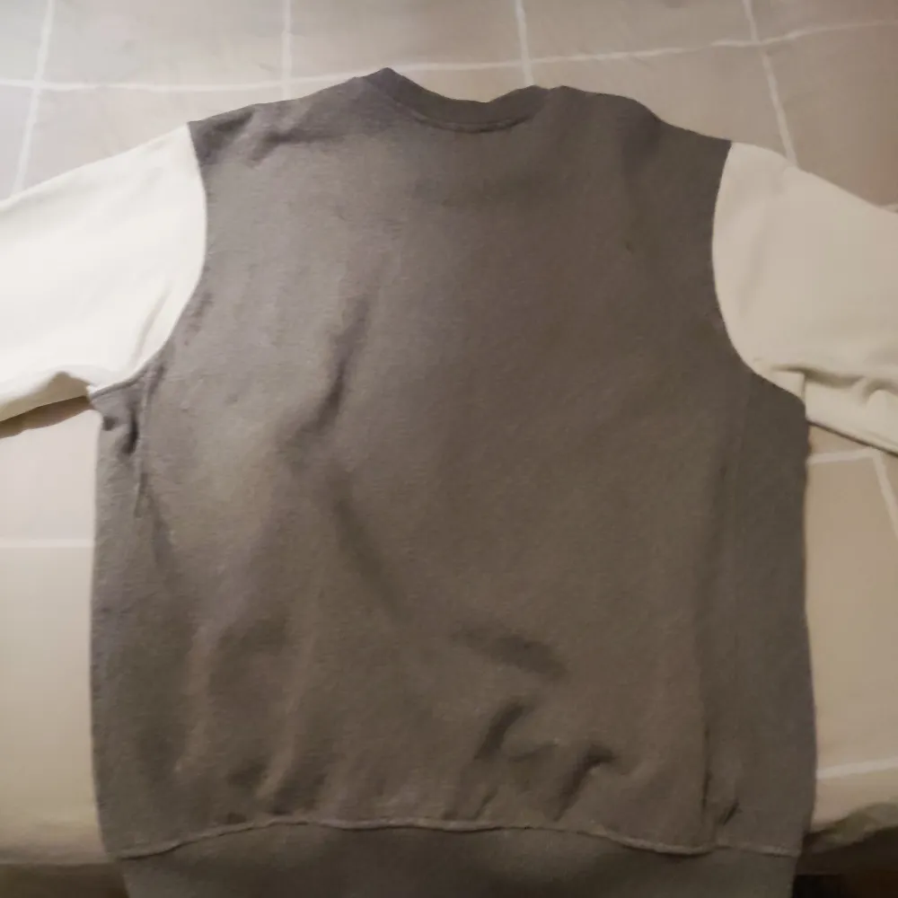 Nike Retro tröja i grå/vit färg, liten fläck i bakre ärmhålet men syns knappt. Tröjor & Koftor.