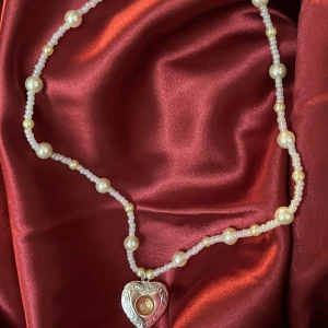 Halsband  - Säljer jätte fina smycke som jag själv gör!   Önskar du något speciellt med egen desgin? Tveka inte att kontakta mig eller  besöka min profil för mer smycke 💗