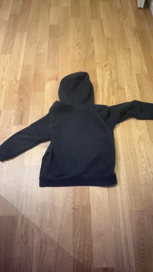 Sail racing hoodie - Bra skick lite för mig så det är därför jag säljer den jag vet inte riktigt hur mycket jag ska så jag vill att alla som är intresserade skickar ett pris till mig!👍