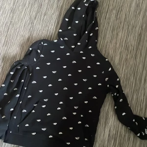 Svart-vit Nike hoodie i bra skick - En svart-vit Nike hoodie i väldigt bra skick. Storlek 147-158