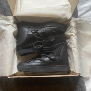 Inuikii skor - Storlek 40 Andvända 2 gånger Nyskick 