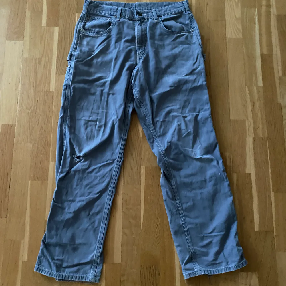 Carhartt Carpenter i grå, dem är använda men fortfarande i bra skick👍.. Jeans & Byxor.