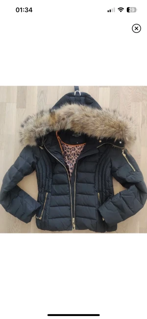 Jacka - Dunjacka från hollies, har använt den 1 vinter så den är i bra skick. Köpt här på Plick.Förra ägaren hade knappt använt den. Första bilden är lånad av förra ägaren. Säljer då den inte är min stil längre.  Finns inga defekter.