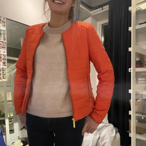 Michael kors jacka - Super fin Michael kors jacka i världens finaste oranga färg den är som ny! Passar s-m 