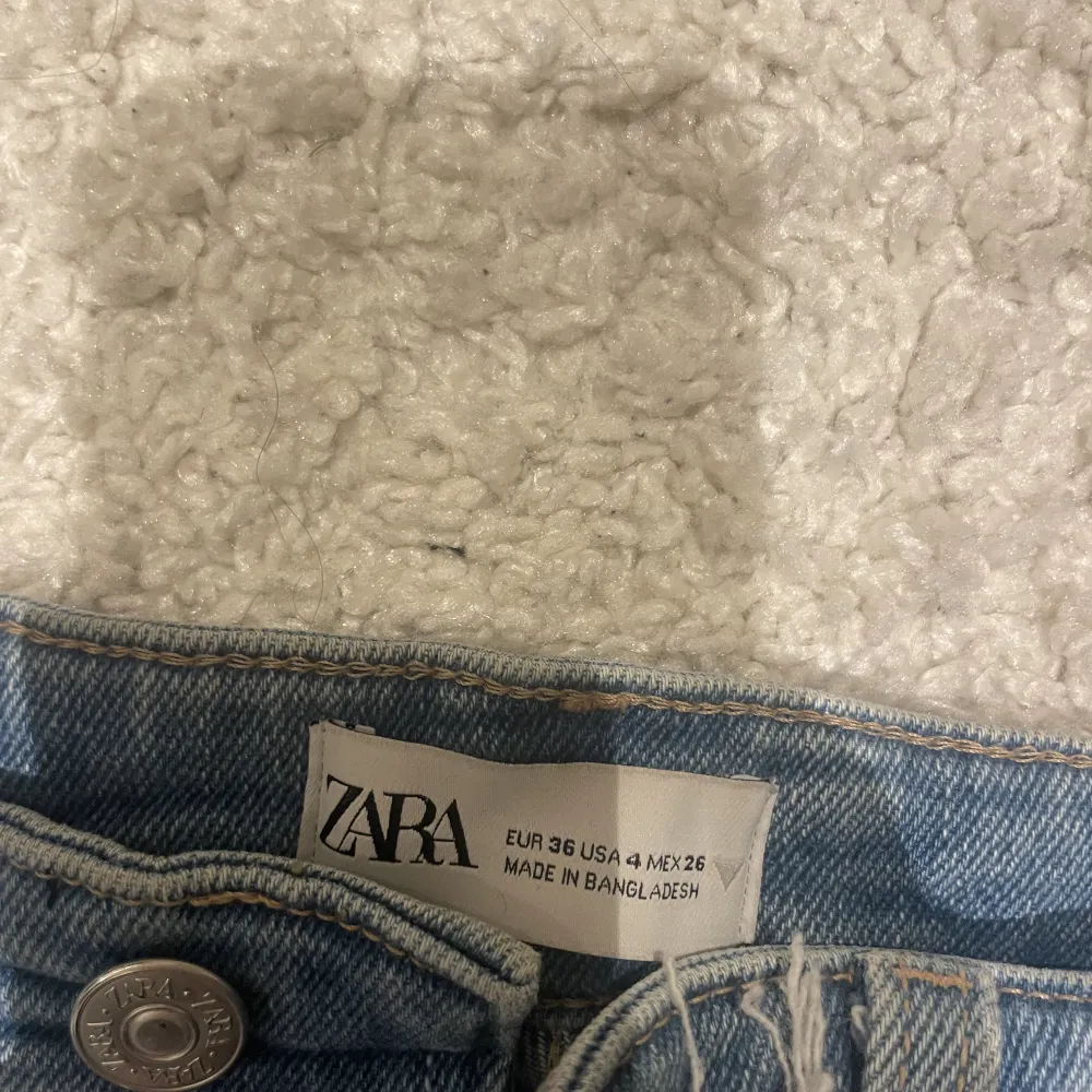 Slitna jeans från ZARA i storlek 36. Fint skick. . Jeans & Byxor.