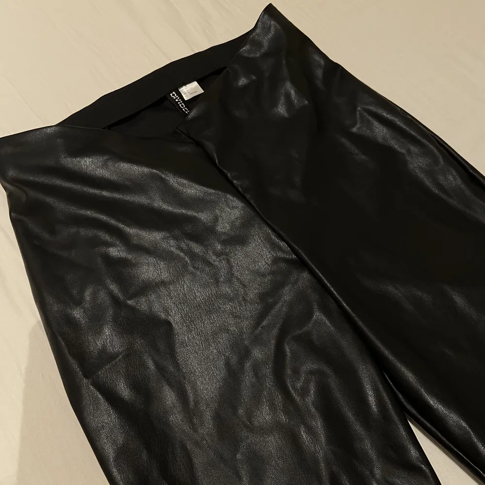 Snygga skinn byxor från Hm, i storlek M och är använd enstaka gånger men ser ut som nya.. Jeans & Byxor.