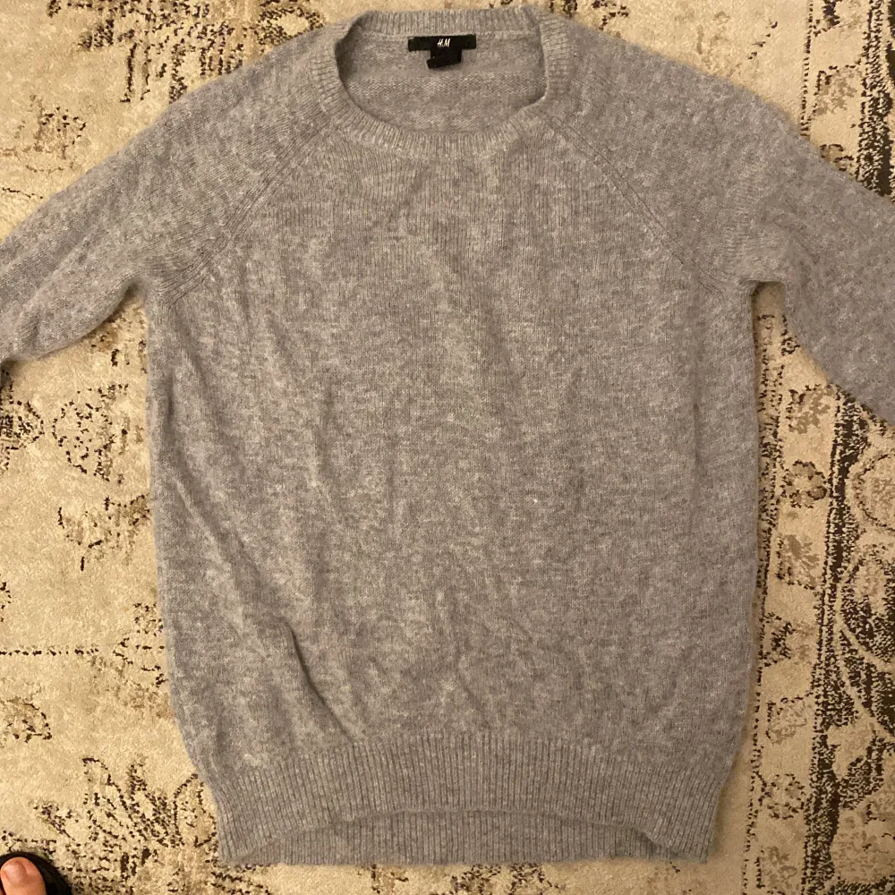 Grå stickad tröja från H&M. Storlek S. Fint skick, använd en gång. Neuleet.