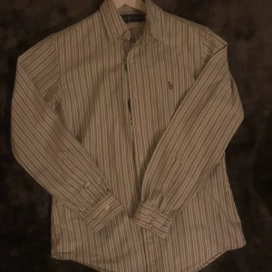 Ralph lauren - Säljer min feta Ralph lauren skjorta i storlek S. Perfekta för utekvällar o om man vill se lite grisch ut eller bara smart casual. Om ni vill ha dimensioner så fråga bara😊