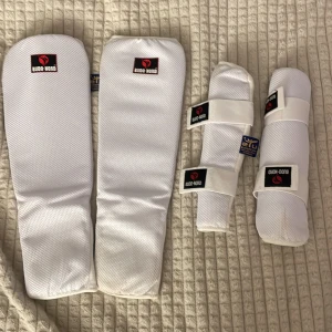 Taekwondo knä och arm skydd  - Knäskydd och armskydd till taekwondo, aldrig används 
