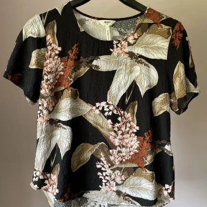 Fin blommig topp från Object - Fin topp med höstliga färger! Bra skick, sparsamt använd. 