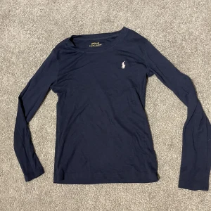 polo ralph lauren tröja - mörkblå polo tröja med ljusrosa detalj i otroligt skönt material i stl xs 💋