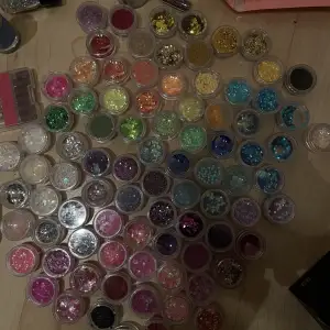 80+ stycken glitter. Skriv privat för mer bilder. Alla möjliga färger. 4kr/bruk glitter❤️‍🔥 