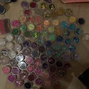  glitter - 80+ stycken glitter. Skriv privat för mer bilder. Alla möjliga färger. 4kr/bruk glitter❤️‍🔥 