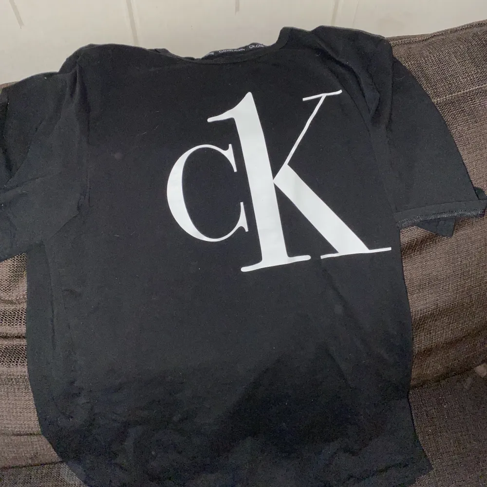En jätte skön lite längre Calvin Klein tröja  Använd 4 gånger ca . Tröjor & Koftor.