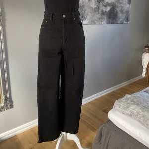 Levis ribcage straight  - Svarta Levis jeans som tyvärr är förstora. Jeansen är avklippta och den inre benlängden är 66cm💛
