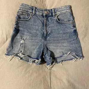Blåa jeansshorts  - Blåa högmidjade jeansshorts från Zara💙 Använda ett fåtal gånger och mycket bra skick Storlek 38