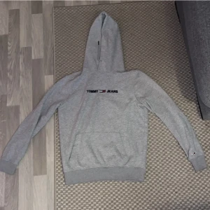 Tommy Jeans Tröja - Tröja från Tommy Jeans. Använt skick. 