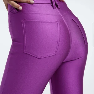 Good american disco byxor ny med lappen - Oanvänd med lappen kvar. Storlek 6 som motsvarar 36 svensk. Jätte mycket stretch så passar en större storlek.