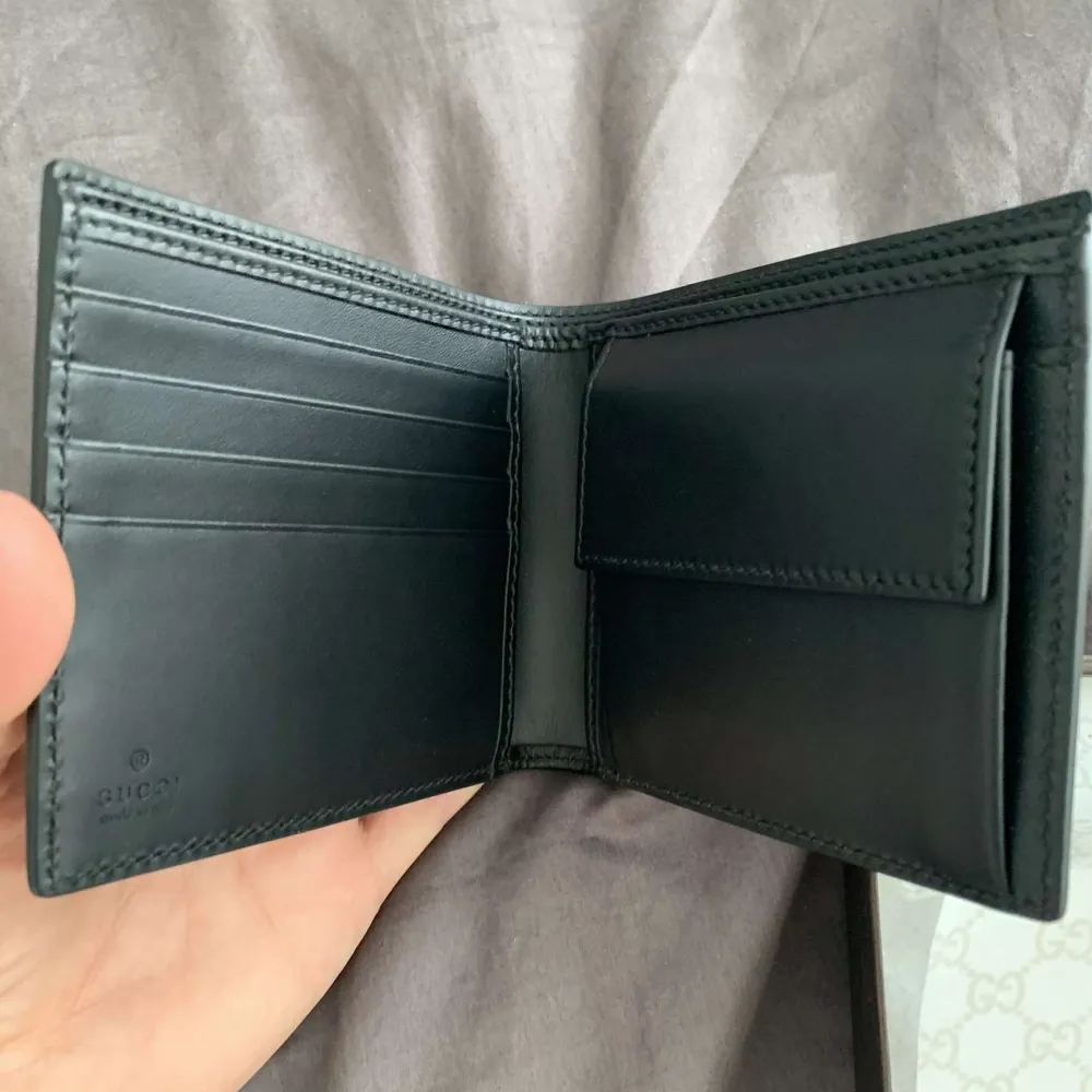 Stilren Gucci plånbok, aldrig använd och därför i toppskick. Äkthetsbevis ingår. Skriv för fler bilder eller information :). Övrigt.