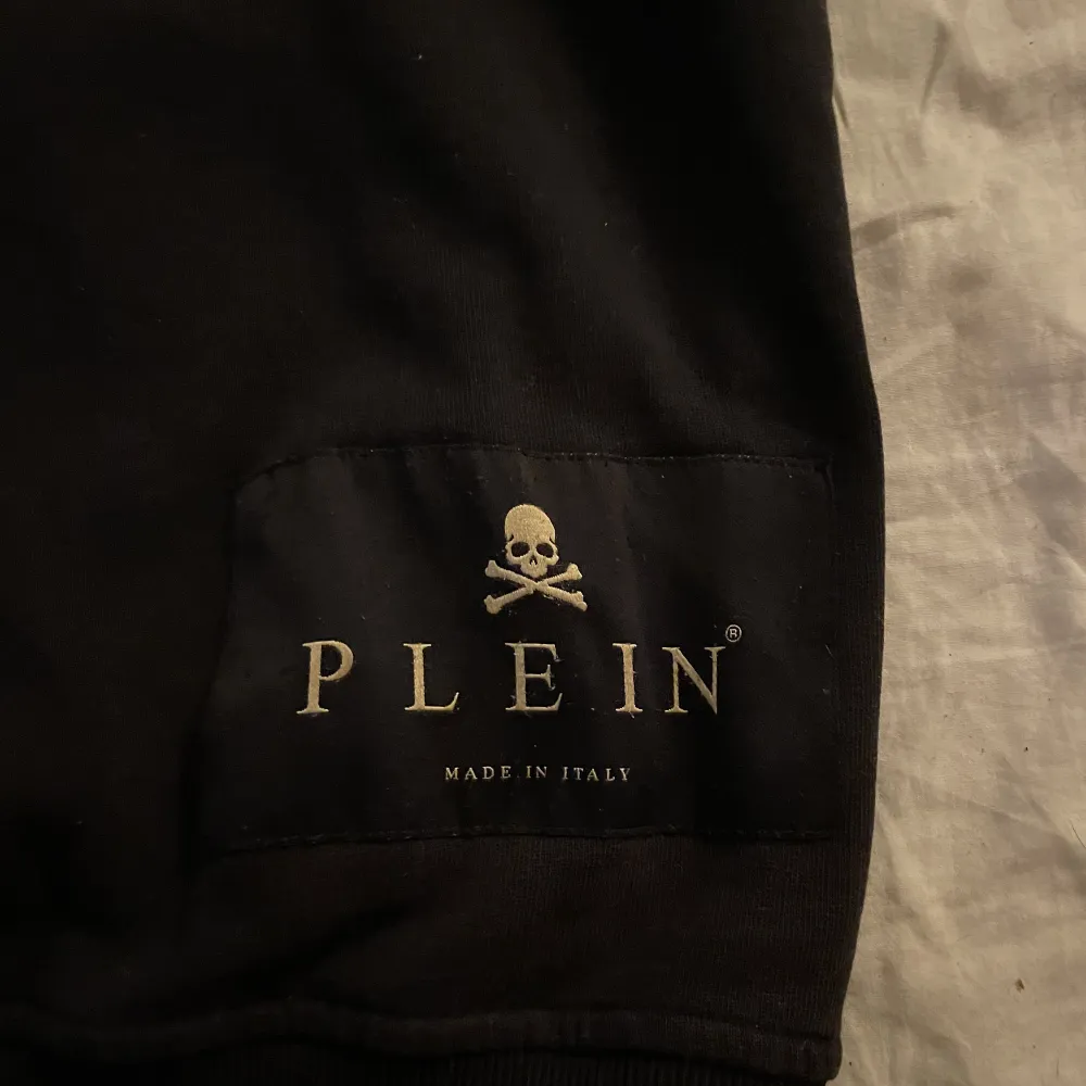 Säljer min Philip Plein (äkta) limited edition hoodie i storlek M, köpt i Milano. Använder inte, onödigt att bara ligga i garderoben. I bra skick, skriv om fler bilder eller annan info. Köpt för 28 000kr. Hoodies.