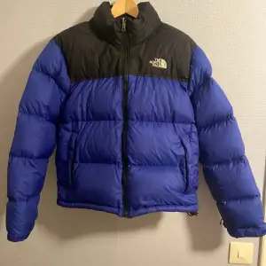 The North Face Nuptse jacket, dunjacka i stl M. I gott skick, använd sparsamt en säsong. 