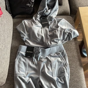 Juicy couture - Säljer ett blått jucicy couture sett i storlek M. Helt nytt inte äns provat jag köpte visst en färg jag redan hade😂