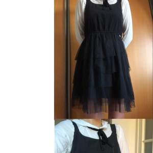 Svart klänning med tyll köpt i Italien för länge sen - typ aldrig använd. Väldigt Wednesday Addams kodad LBD (little black dress).