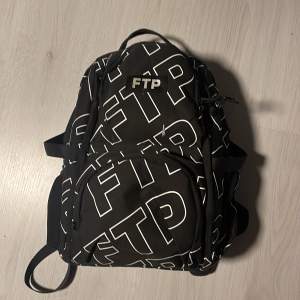 FTP allover ryggsäck, aningen smutsig (fixas innan den skickas) men perfekt skick annars. 