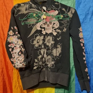 Ed Hardy Hoodie - Uppskattar storleken som S-M. Den är välanvänd och har tappat en del paljetter men är i övrigt i bra skick. Säljer den för att den blivit för liten för mig.
