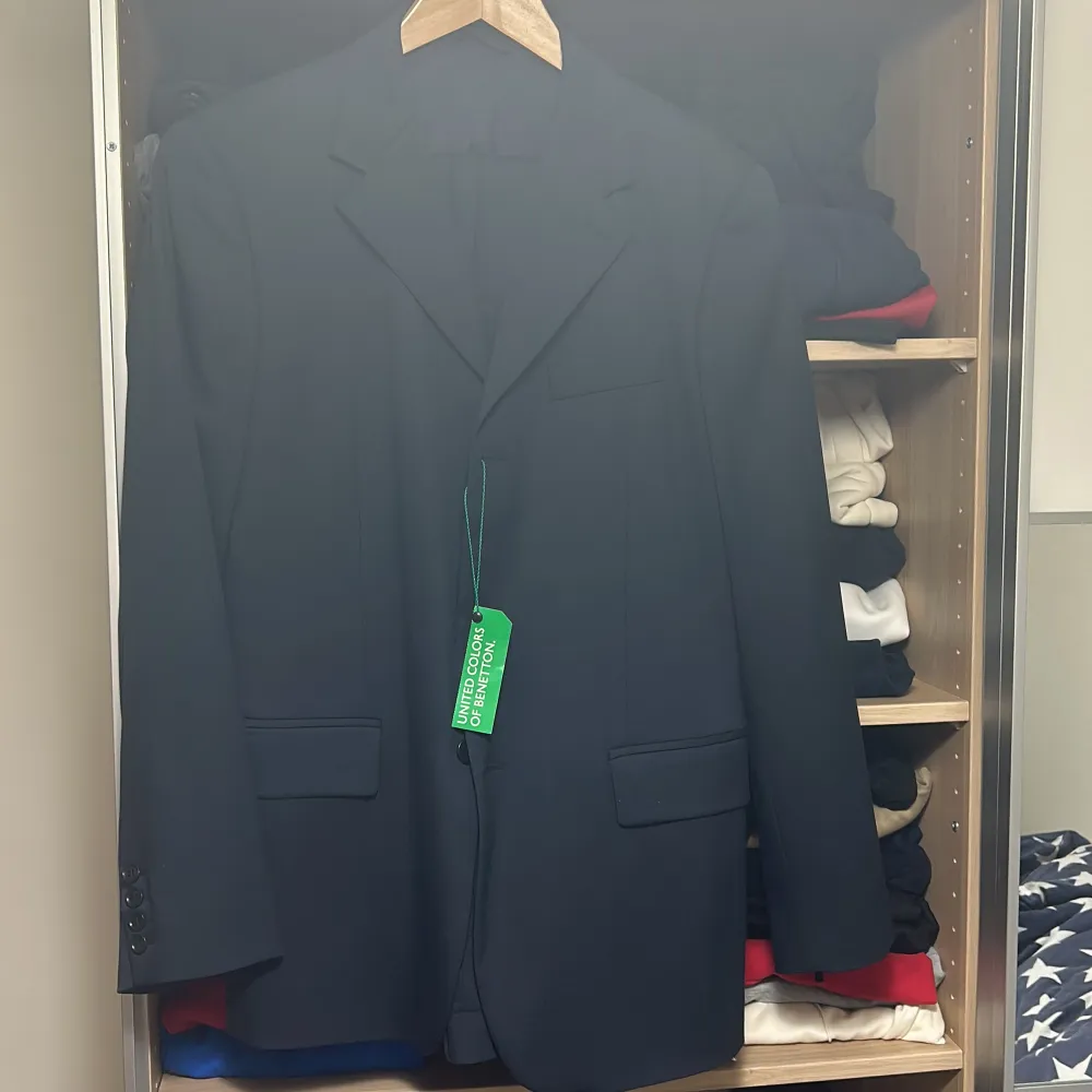 Säljer en benetton kostym storlek 50 mörkblå aldrig använd för 750 kronor . Kostymer.