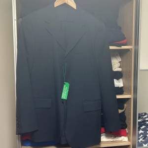 Säljer en benetton kostym storlek 50 mörkblå aldrig använd för 750 kronor 