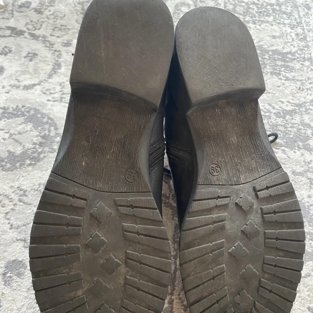 Snygga snörkängor från Dasia i mjukt läder. Sköna skor som stängs med dragkedja på insidan och som har dekorativ dragkedja baki hälen  Superfint skick då se bara är använda två gånger  Nypris ca 1500. Skor.