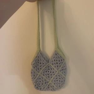 Liten virkad väska  - Handgjord liten virkad väska! 