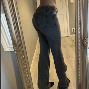 Ljus gråa Low waist jeans - Dem populär shein jeansen! Storlek XS står på lappen men skulle säga att de passa S bäst🌟 Inte min bild! Byxorna använda Max 4gånger!